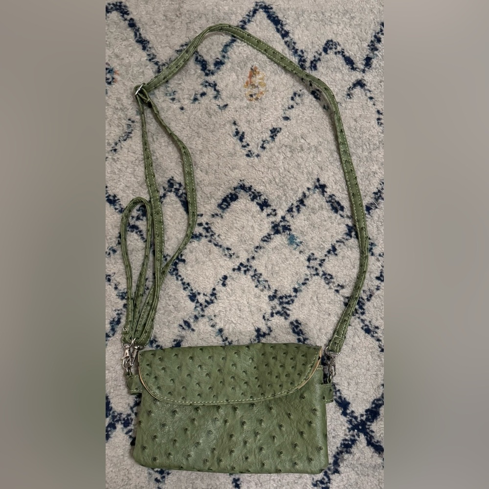 Crossbody bag that converts to wristlet